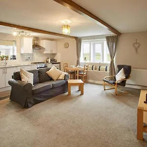 Holiday home Host & - Cosy, Emley